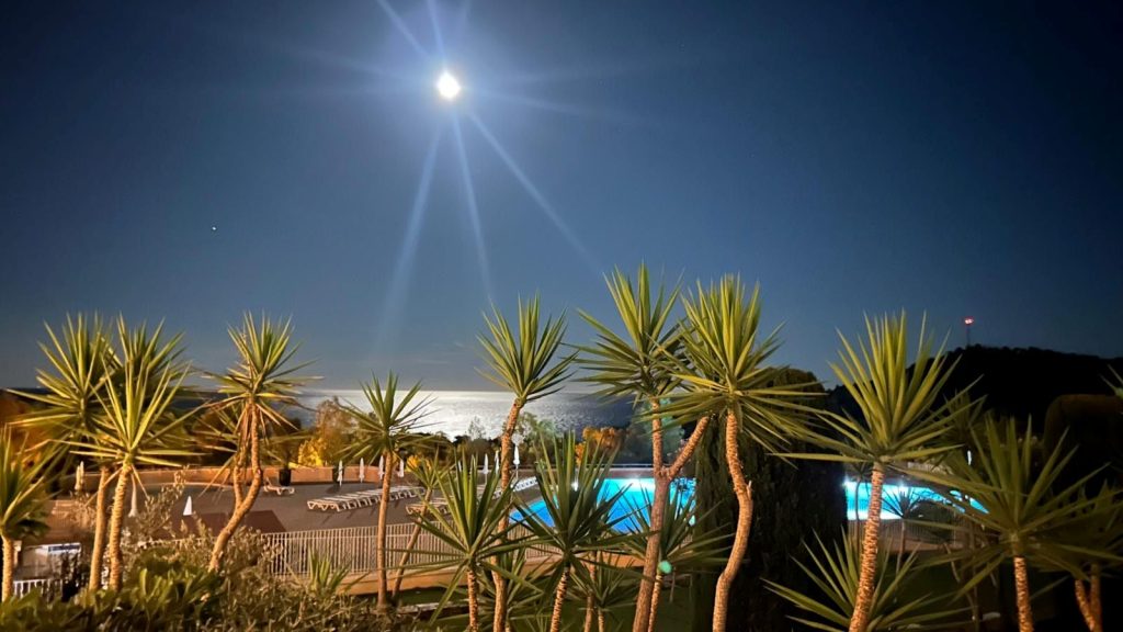 piscine hameau nuit